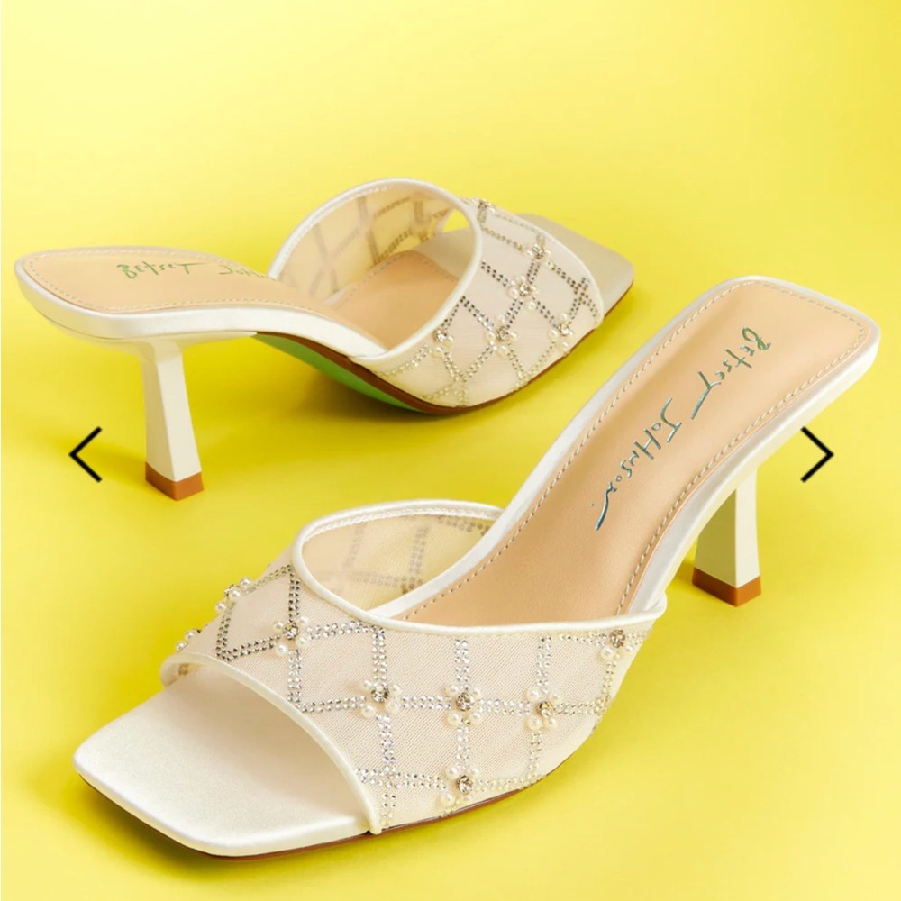 NWT Betsey Johnson Emm Ivory Mules Size 9